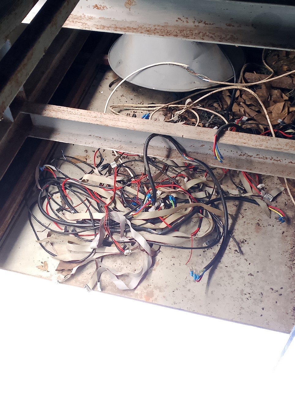 เปลี่ยนสายไฟ สายสัญญาณ ทดแทนของเดิมที่ชำรุดเสียหาย เสื่อมสภาพ ใช้งานไม่ได้ 